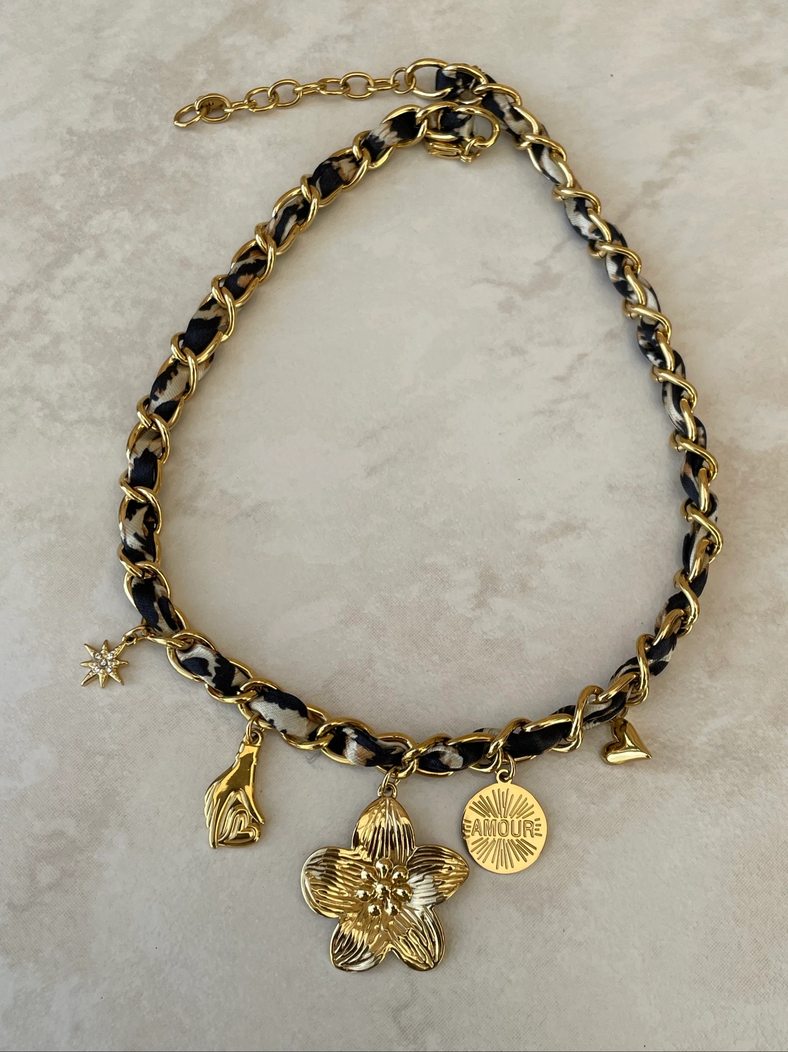 Collier chaîne mixte acier inoxydable et tissu satiné